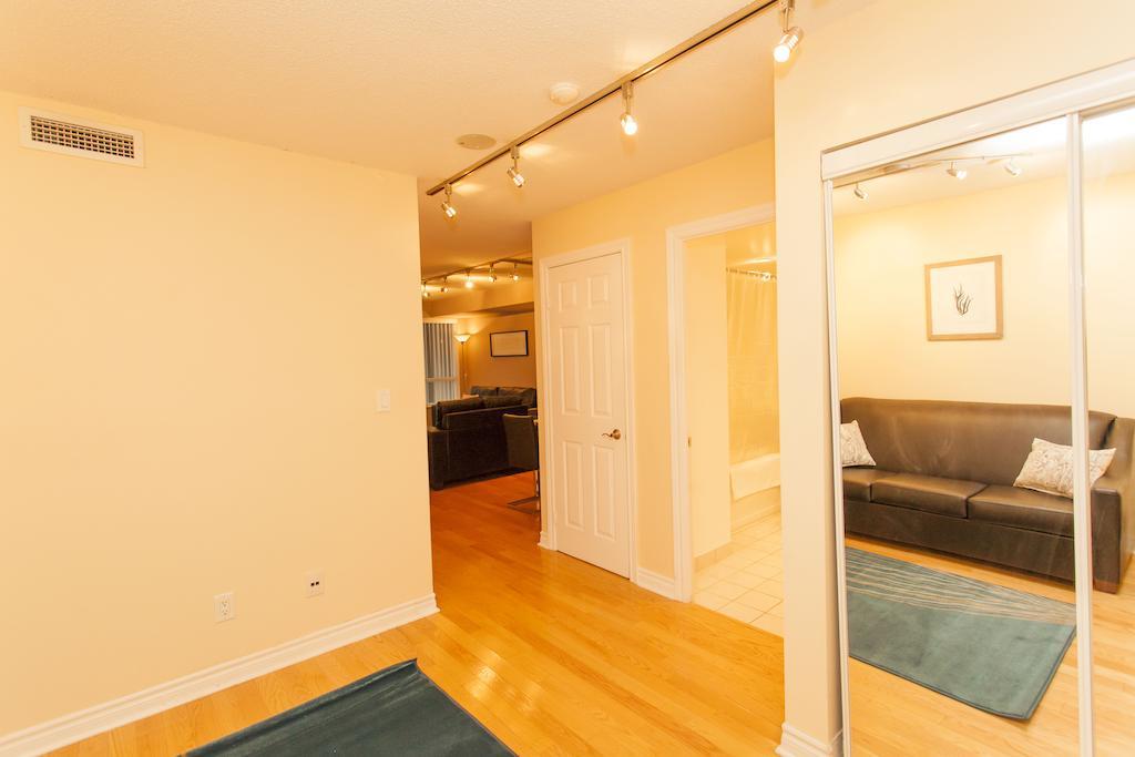 Red Maple Suites - Icon Toronto Room photo