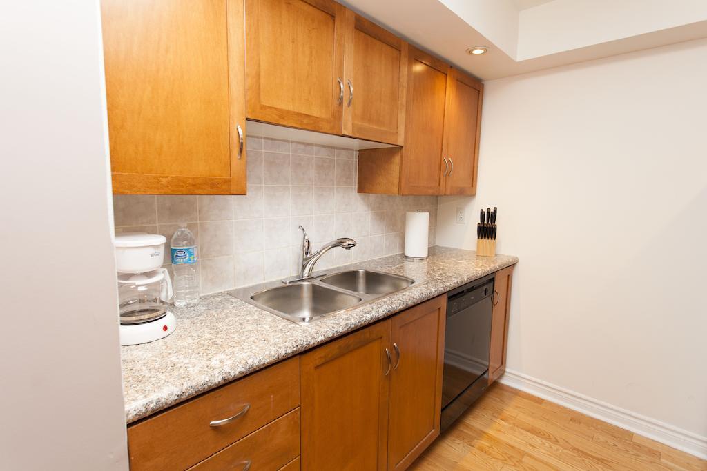 Red Maple Suites - Icon Toronto Room photo